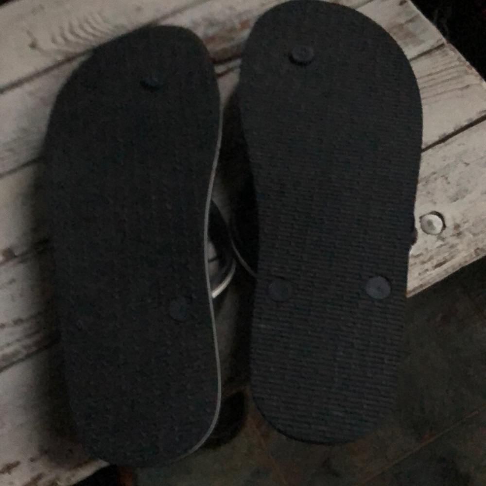 Gap flip flops - Picture 3 of 3